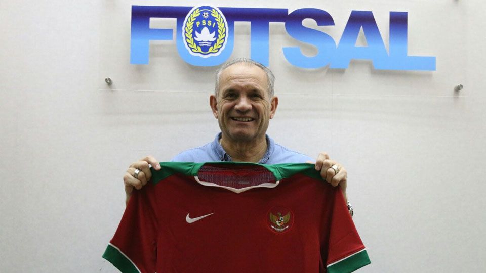 Vic Hermans resmi diperkenalkan sebagai pelatih baru Futsal Indonesia. Copyright: © @AFFPresse